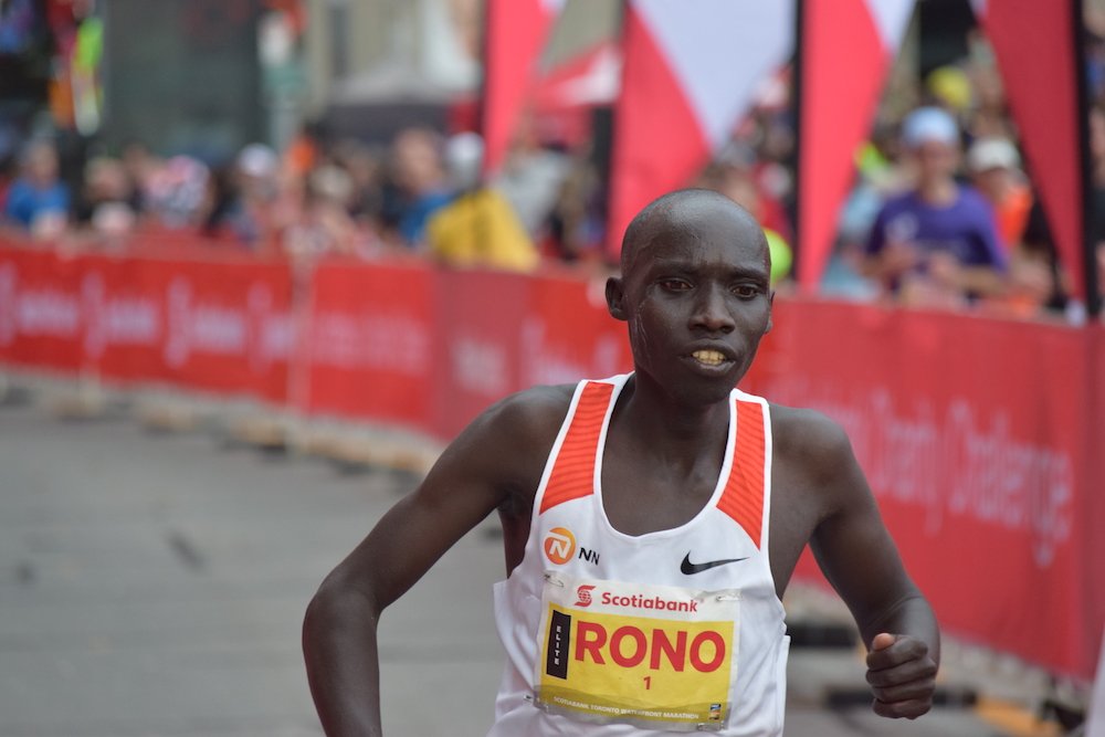 CanadianRunning's tweet photo. VIDEO: Finish of the fastest marathon ever run in Canada: https://t.co/PSIiJCogZm @NNRunningTeam @GlobalSportsCom https://t.co/YngN2sXyau