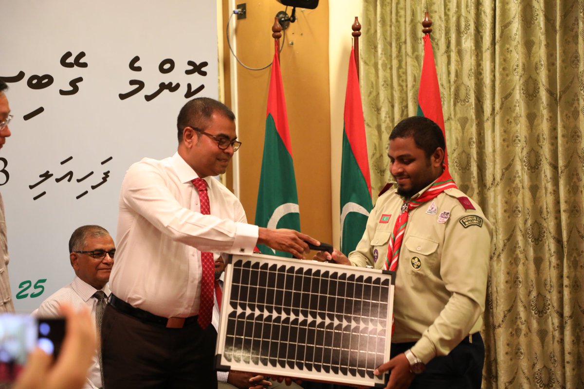 SimaanHaadi's tweet photo. RT EnvGovMv: Official handover of LED lights to TeamFenaka for distribution. #Energy #LedSaves #MEE https://t.co/hc1TPtmxYU