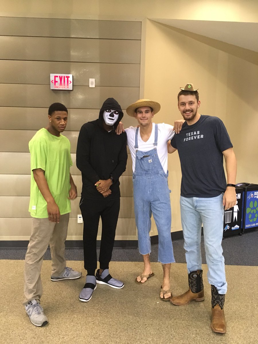 UNCAvlMBB's tweet photo. Men’s Basketball does #BooFest 👻😈😼👨‍🌾👨‍⚕️🎾🦇 https://t.co/G76iVIry9l