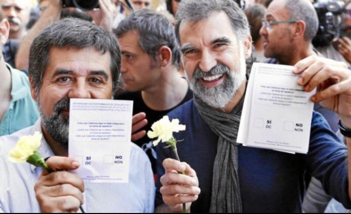 TeresaJorda's tweet photo. Ja és fosc i ja comptem 7 nits somiant-vos lliures. Aqui fora #Seguim #Gas @assemblea @omnium https://t.co/JdjCzzJ3Q6