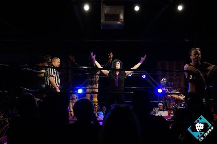 wrestlingleva's tweet photo. Last night at @wrestlecircus #CircusMania
Courtesy of @la_gourmet. #Undertaker #cosplay #urn #teamjervis #spudnotamused https://t.co/WjQSP2z0oW