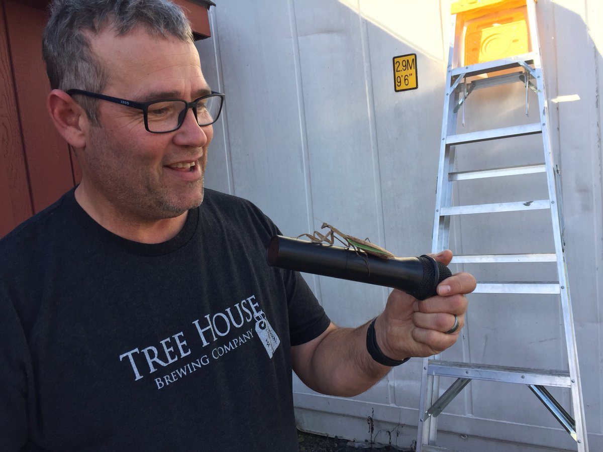 jay_pisano's tweet photo. @treehousedean with the master of ceremonies @TreeHouseBrewCo #autumn5k https://t.co/vK1Aug7Z1K