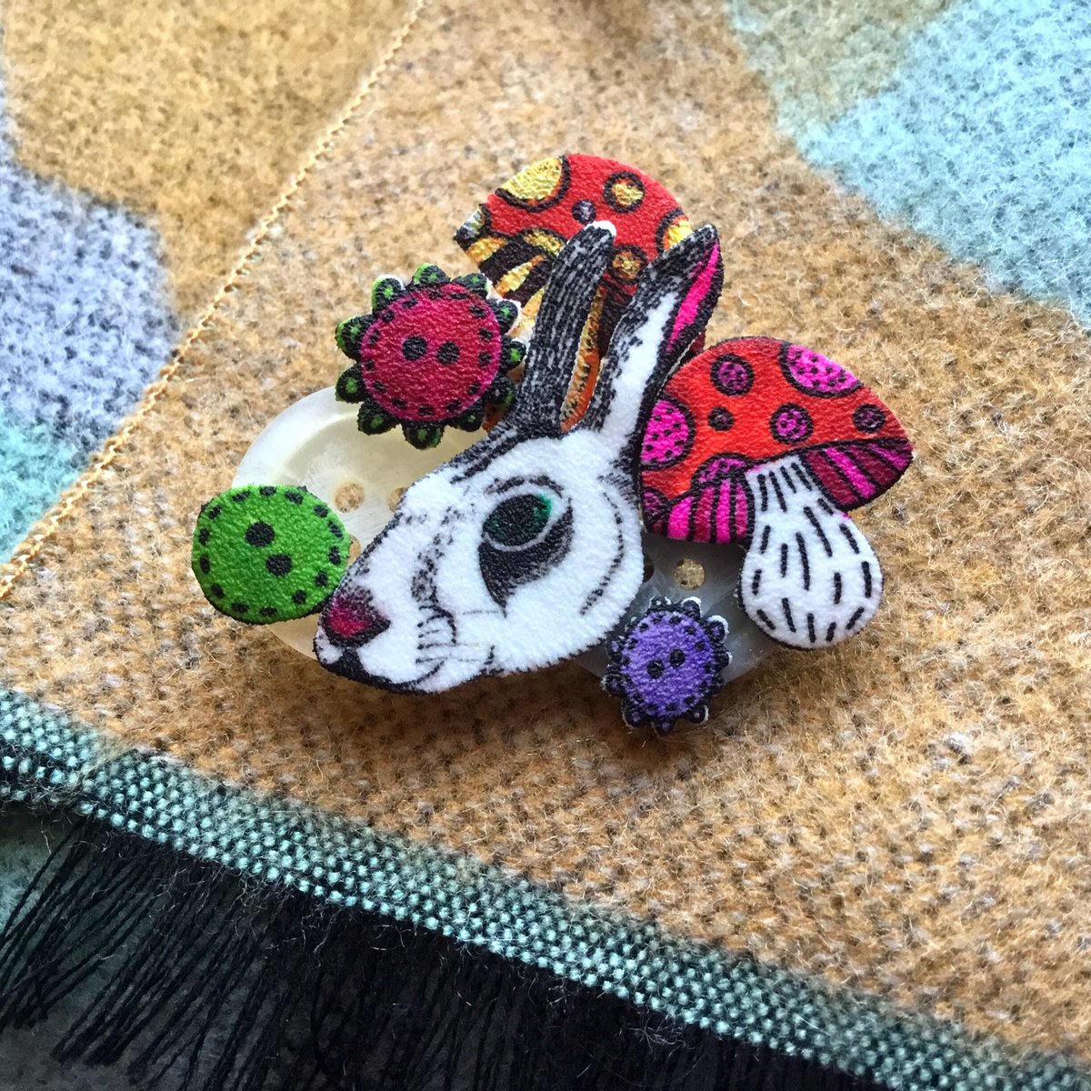 buck_lj's tweet photo. #crafthour Winter coats are on their way! Get a brooch to brighten up your lapel! https://t.co/eN1r27PoDK #OnlineCraft https://t.co/E5wpMEyjjw