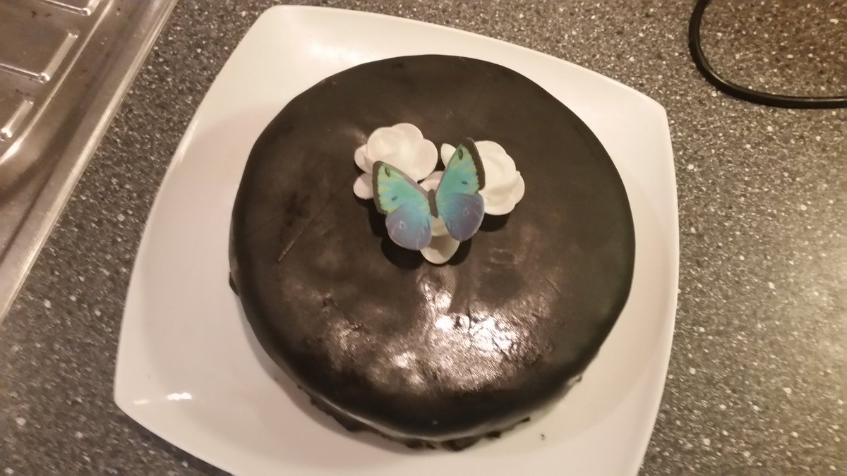 Sebeli_007's tweet photo. Ich habe gerade zum ersten Mal einen Kuchen mit Fondant überzogen. So schlimm sieht's gar nicht aus c: https://t.co/4VjkNP5pf6
