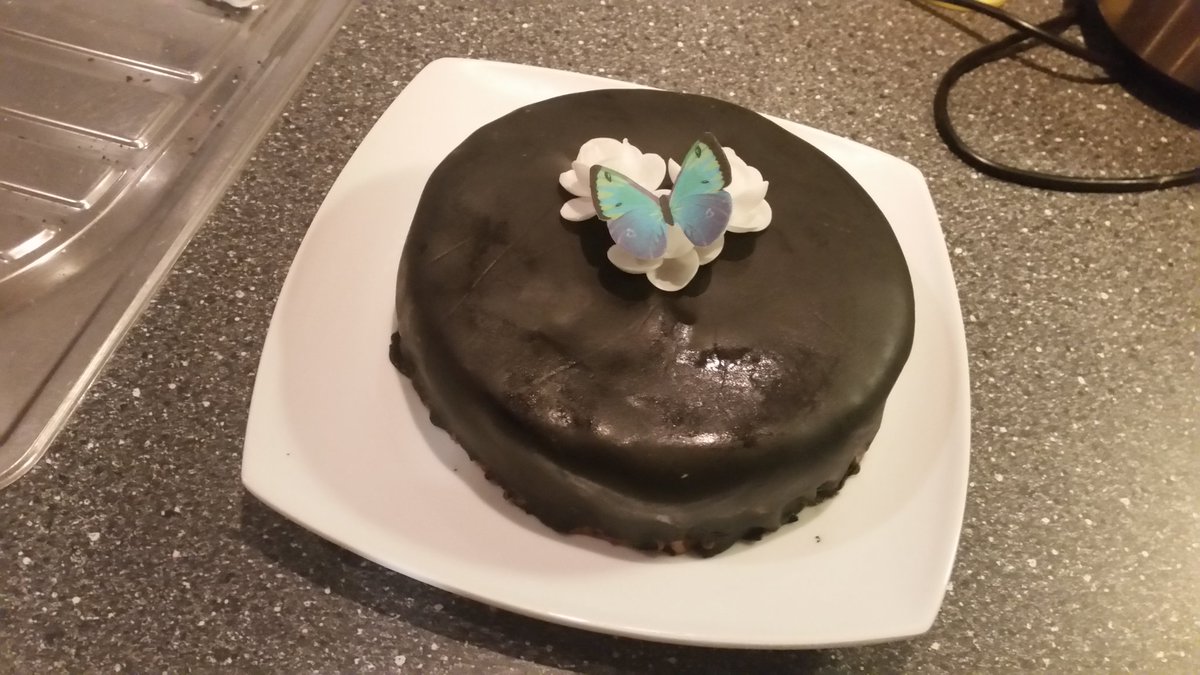 Sebeli_007's tweet photo. Ich habe gerade zum ersten Mal einen Kuchen mit Fondant überzogen. So schlimm sieht's gar nicht aus c: https://t.co/4VjkNP5pf6