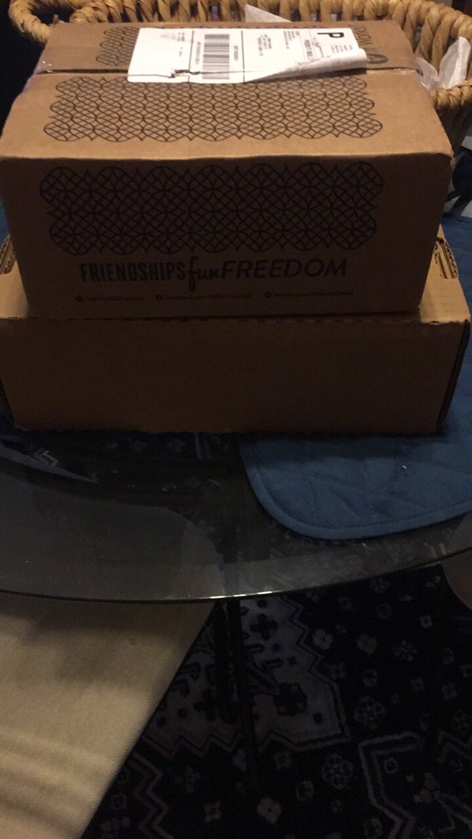 ColMarie21's tweet photo. Who says presents 🎁 don’t come on Sunday’s!!! 💚🙋 #itdoeswork #myteamwillbeepic @ItWorksGlobal https://t.co/cc6ghOPIuG