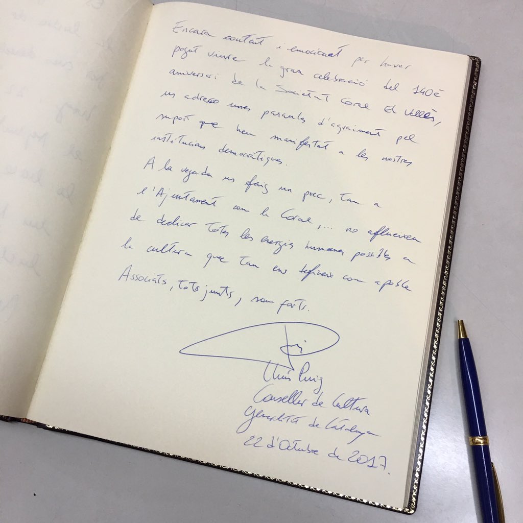 El conseller de Cultura @PuigGordi signa el llibre d'honor de l'Ajuntament en els 140 anys de la Coral el Vallès #AnyClavéRipollet
