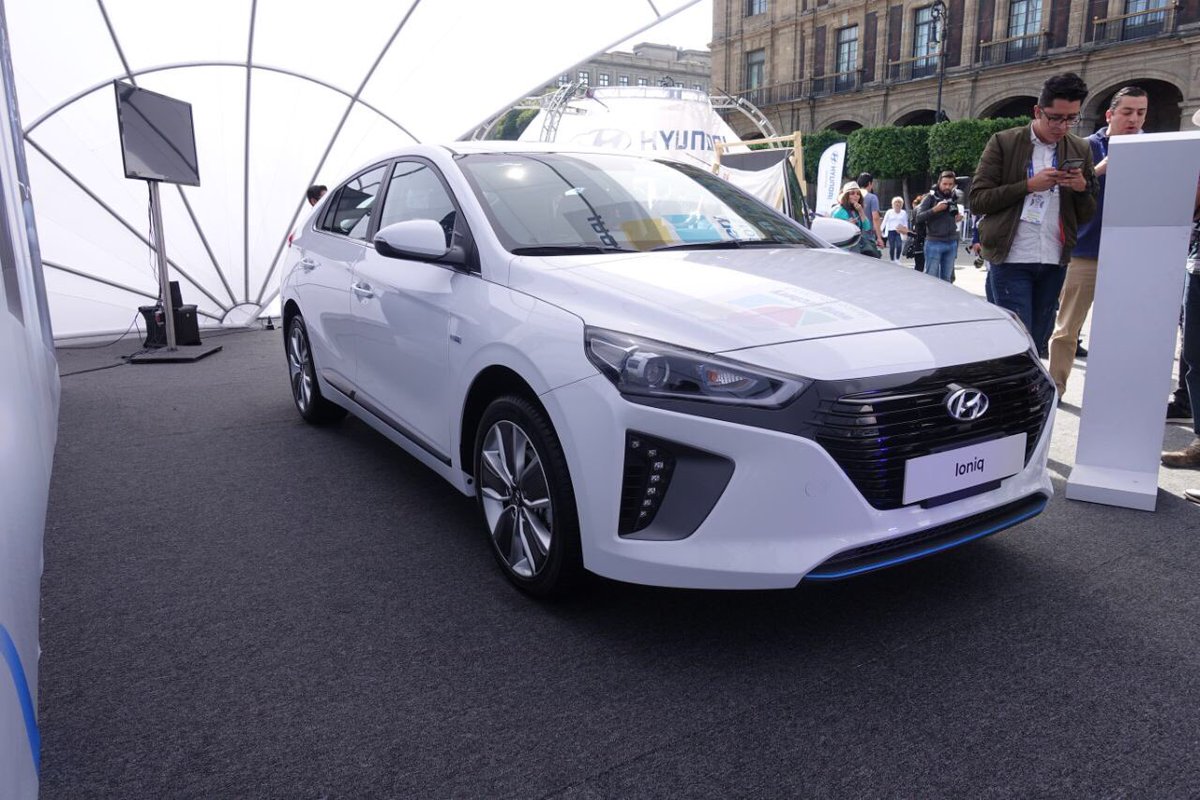 autodinamicomx's tweet photo. Hoy se presentó #hyundaiIonic el primer híbrido de la marca que llega a 🇲🇽 desde $382,000 hasta $456,000. Disponible a finales de noviembre https://t.co/CJQg0FEFq1