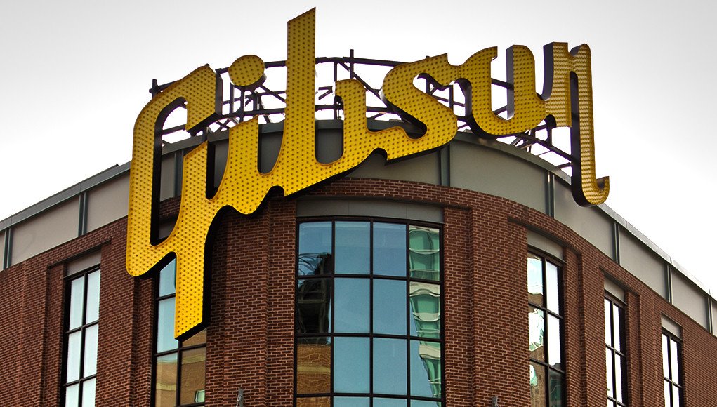 AmeriBluesScene's tweet photo. #Gibson is selling its Memphis factory. Searching for smaller facility. https://t.co/8a3yfkt9eT Photo: Michael Miley https://t.co/jWBz572GeW