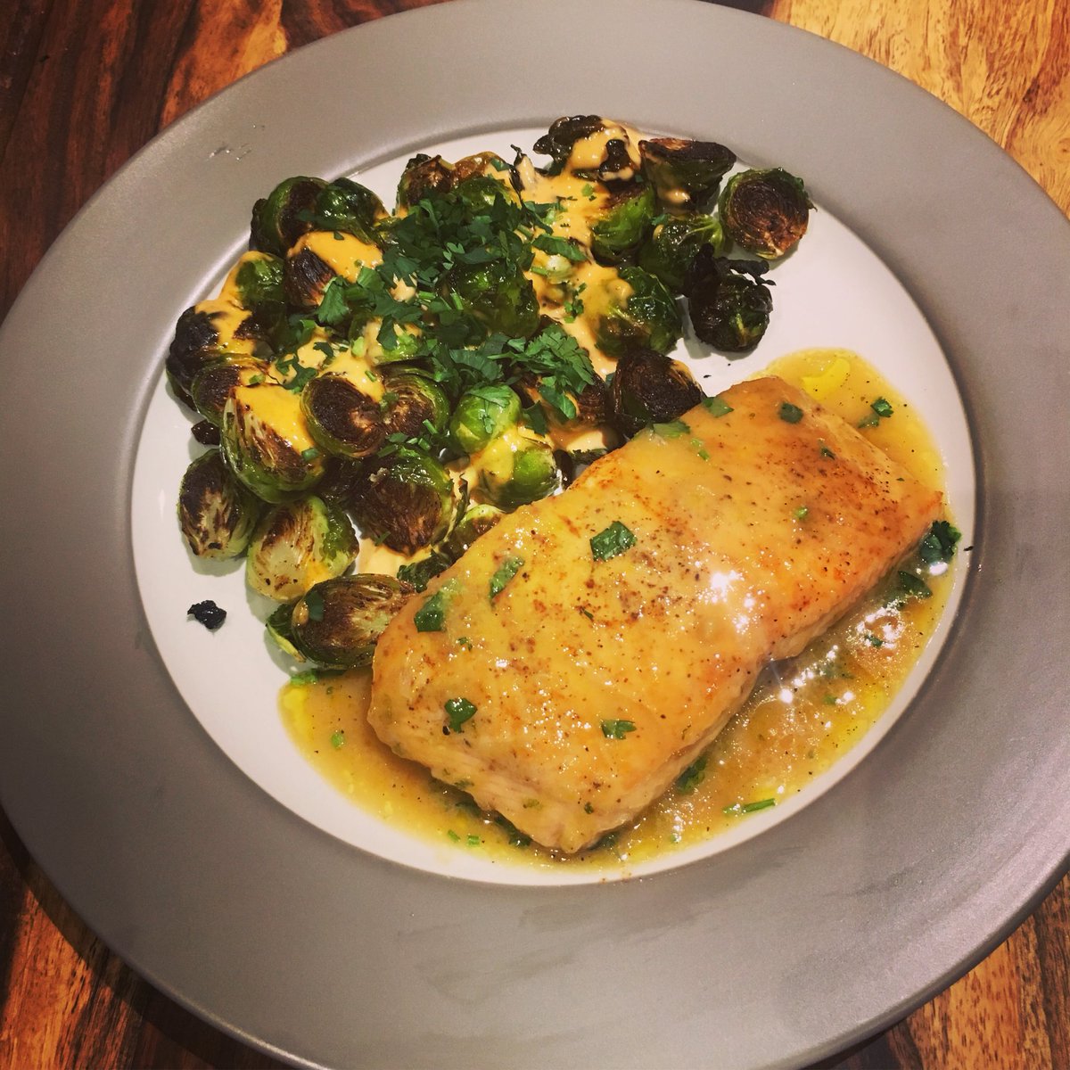 jesaglialoro's tweet photo. citrus-miso salmon with bang bang roasted brussels sprouts 🍴🐟🌶 #healthyeats #pescatarian #chefjes #colorfulcooking #homechef https://t.co/hyODevJa06