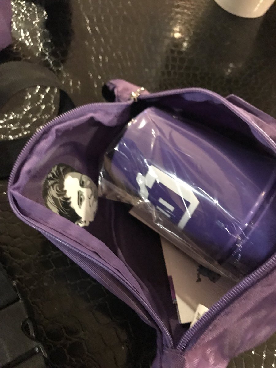 JVfromCLE's tweet photo. Got some Twitchcon 2017 Fannypack’s to giveaway including the Twitch G-Fuel shaker and more inside! Retweet to win. https://t.co/2XvqxRA4fJ