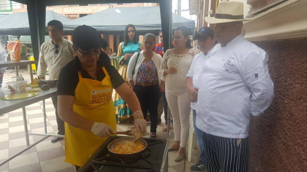 mintur_zonal7's tweet photo. Fabián Altamirano, coordinador @MinturZonal7 participa de la #FeriaGastronómicaSaboresOrenses en #Zaruma @GADZaruma @PrefecturaElOro https://t.co/EsD39tdtib