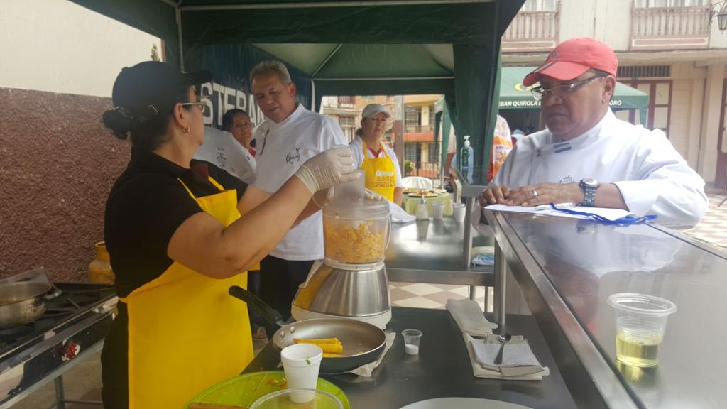 mintur_zonal7's tweet photo. Fabián Altamirano, coordinador @MinturZonal7 participa de la #FeriaGastronómicaSaboresOrenses en #Zaruma @GADZaruma @PrefecturaElOro https://t.co/EsD39tdtib