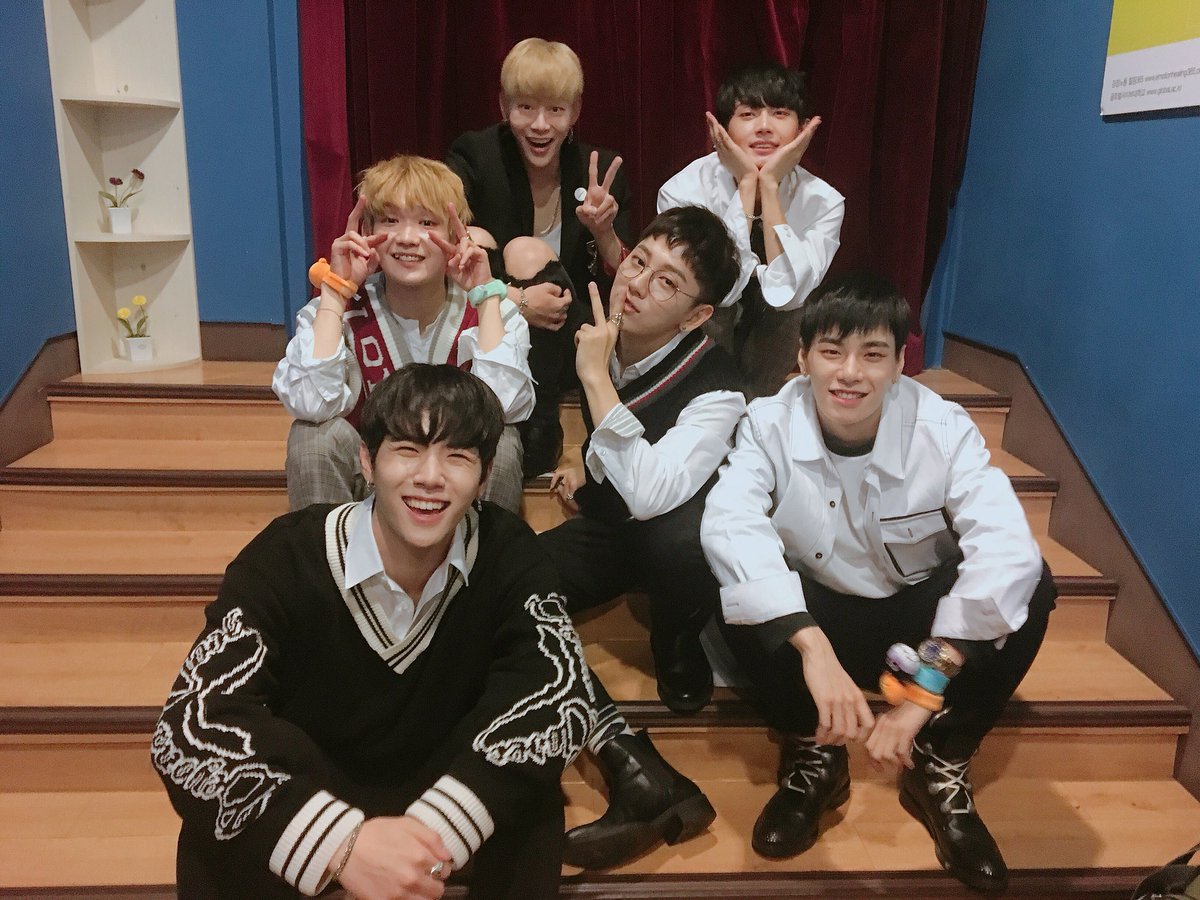 iamkimhan's tweet photo. Bugün fanlarla beraber harika vakit geçirdik. JBJ ile bugün bütün fanlar şarj oldu! Yarın pazartesi olduğu için lütfen üzülmeyin. ㅎㅎ https://t.co/wugHQtocQp