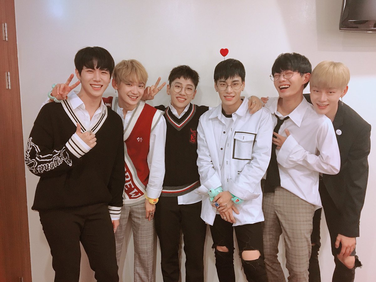 iamkimhan's tweet photo. Bugün fanlarla beraber harika vakit geçirdik. JBJ ile bugün bütün fanlar şarj oldu! Yarın pazartesi olduğu için lütfen üzülmeyin. ㅎㅎ https://t.co/wugHQtocQp