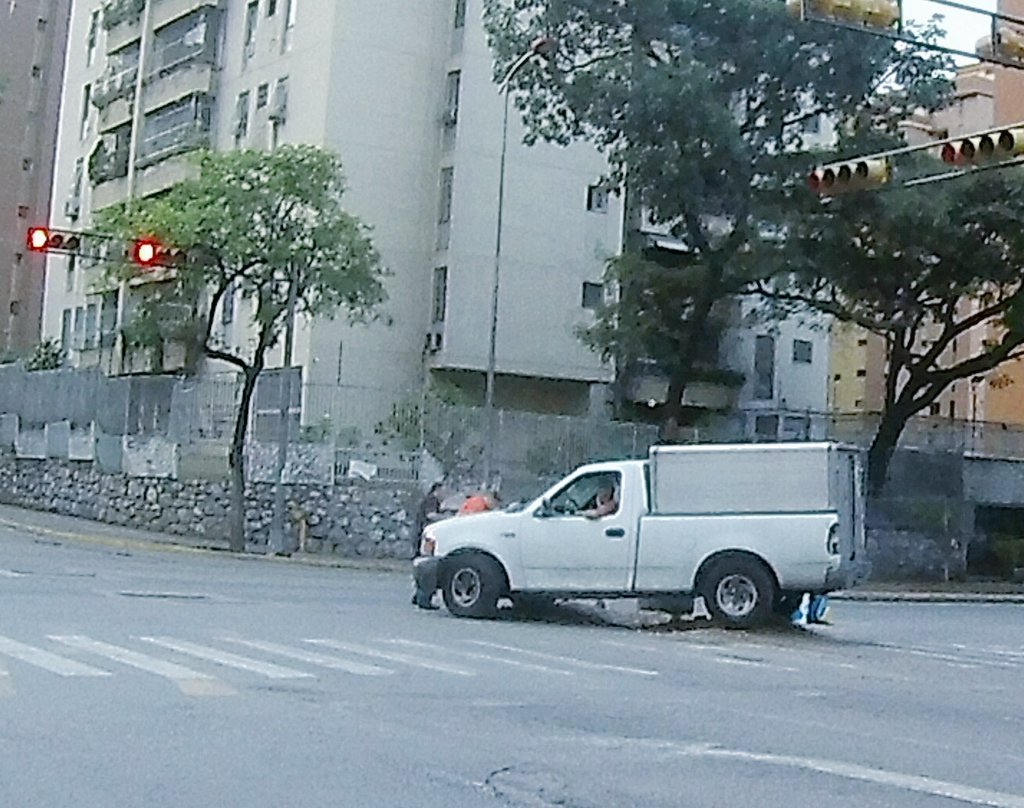 asotredo's tweet photo. Otra víctima inocente del megahueco que dejó @HIDROCAPITALca en la av ppal de @RedLaUrbina @NuevaUrbina @LaUrbinaActiva @trotalaurbina https://t.co/mluGxNM4Jd
