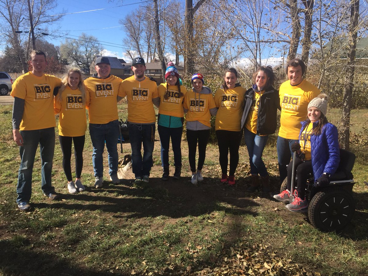 wyoama's tweet photo. 11 members, 34 bags of leaves, 26 degrees: The BIG Event with AMA. Thank you everyone that volunteered yesterday! #AMACares https://t.co/rQH6c6LjK8
