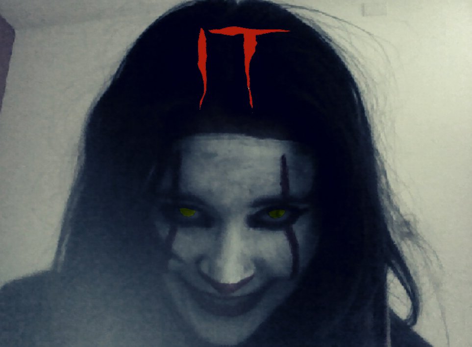 gherilov's tweet photo. #Pennywise ❤️ - #Halloween 🖤 https://t.co/NjVcs4XGJm