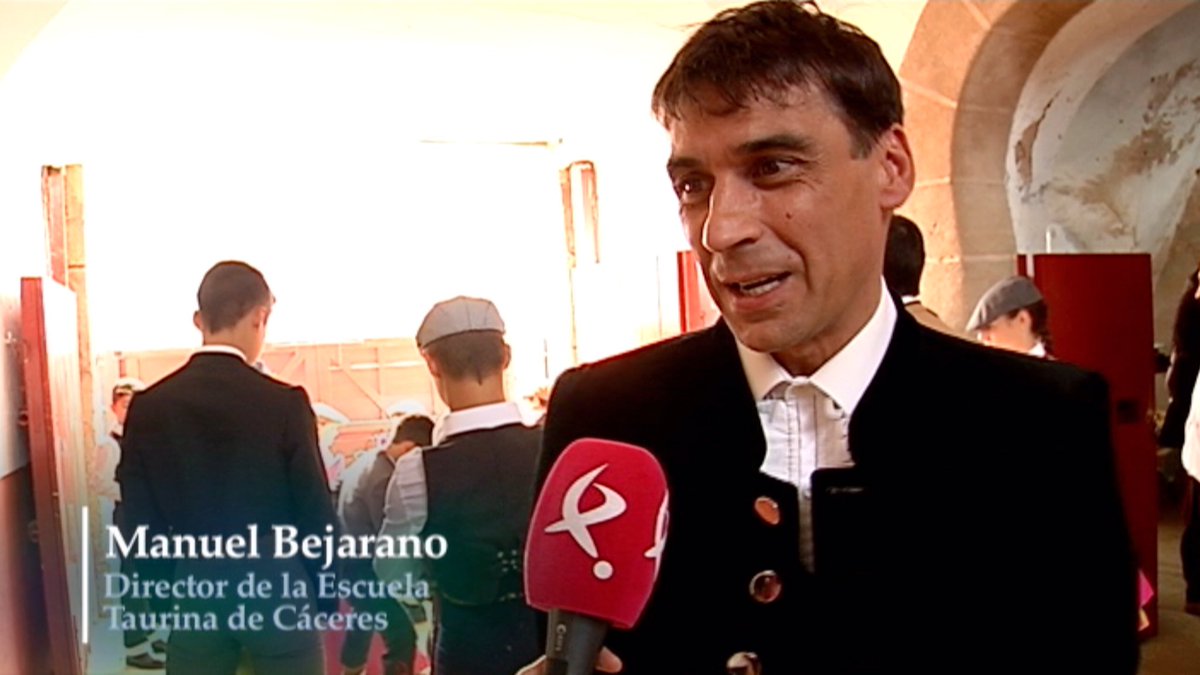tierratorosCEX's tweet photo. Cáceres celebraba el II Tentadero de su escuela taurina. Junto a #ManuelBejarano con los alumnos, los maestros @83JuanMora y @ferreratorero https://t.co/ETOOO52HZL