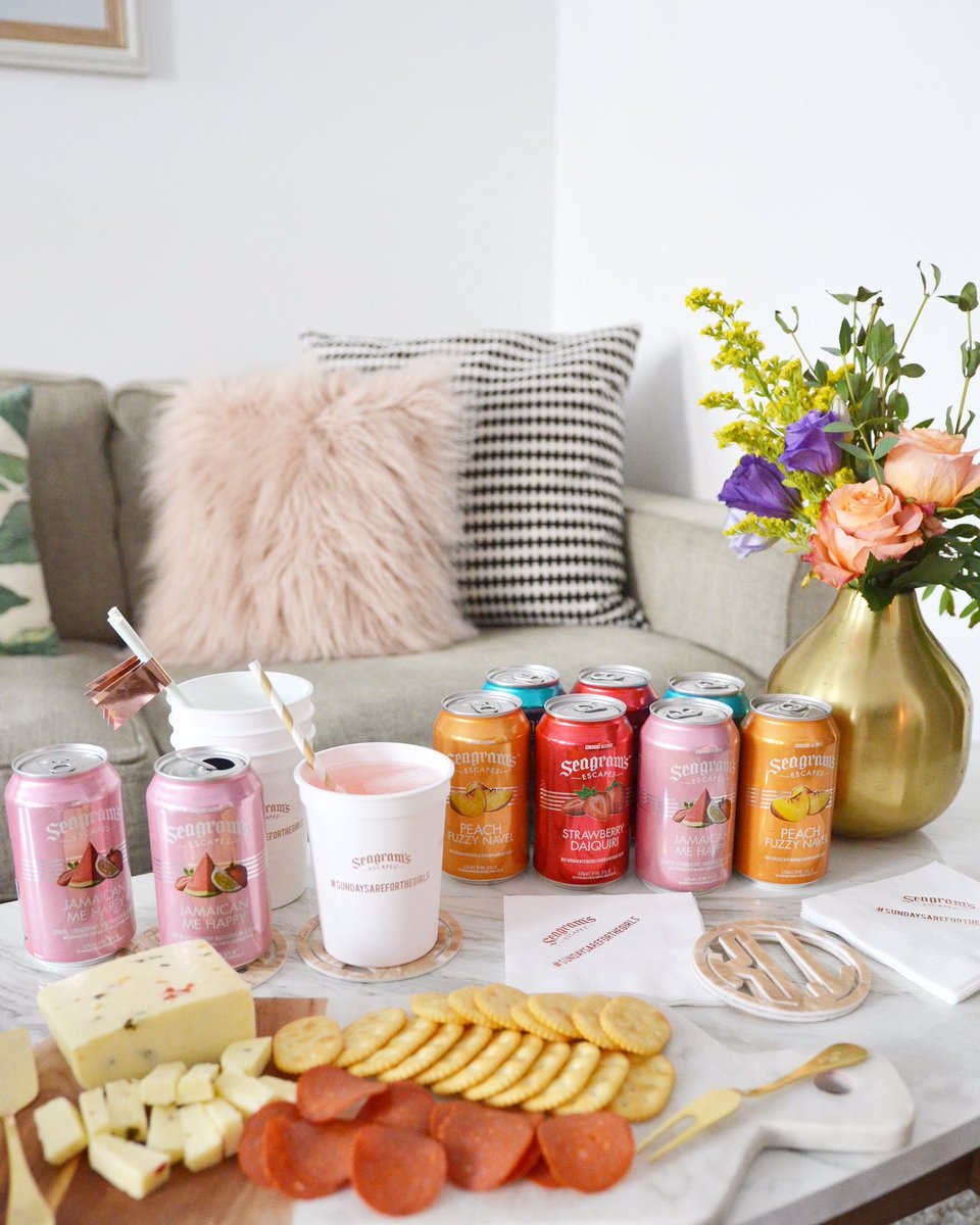 My version of football Sunday with <a href="/SeagramsEscapes/">Seagram's Spiked</a> 🙋🏻🏈 #SundaysAreForTheGirls #SeagramsEscapes #Partner