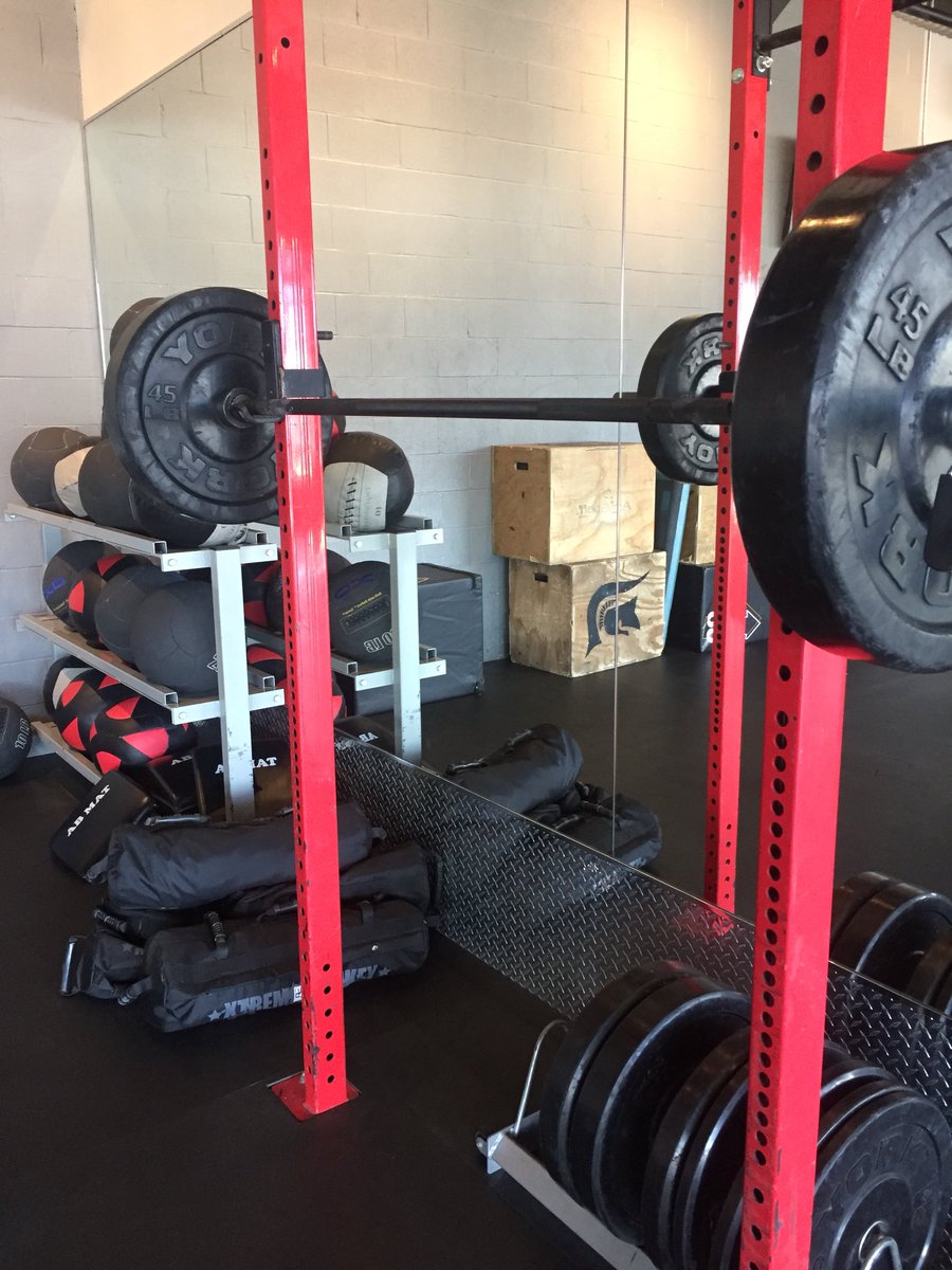 miketrujilo's tweet photo. It’s important to incorporate compound exercises (i.e. activating ant./post. muscles) in your #training to maximize total calories burned 🏋🏽 https://t.co/RMaH50S0BT