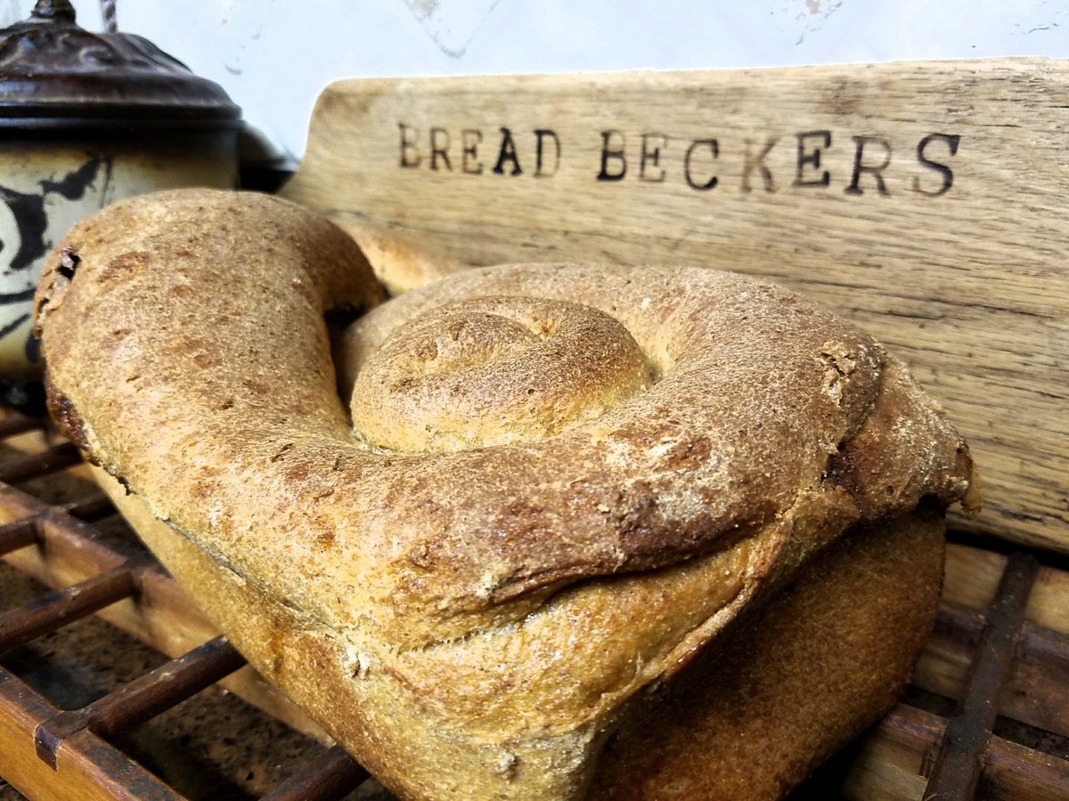 BreadBeckers's tweet photo. Did you see the video on our Facebook page of Sue's expert J Braid bread handling? Here's the result! 😍 #beautifulbread https://t.co/gLsblBTf7g