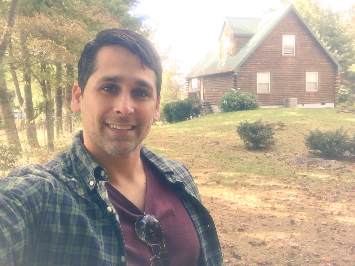 SteveDorian15's tweet photo. #Mountainlife taking some time is good for the soul #ashville #logcabin https://t.co/MxiBDR4teu