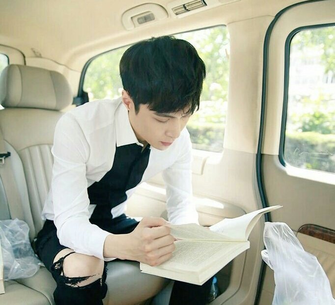 EXOandAesthetic's tweet photo. It's like silent raindrops fell ▪ Yixing https://t.co/2GVTOaZDXc