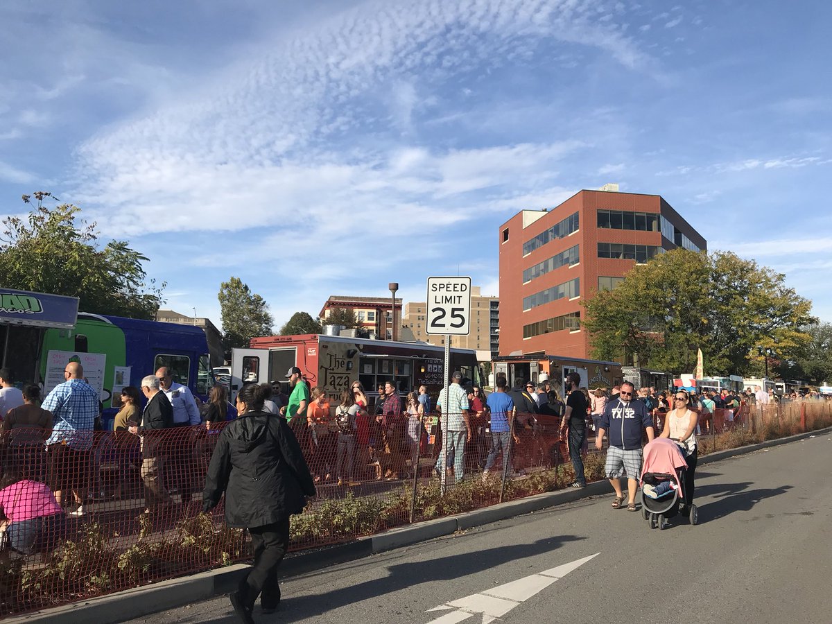 HRoadfeldt's tweet photo. 80 degree weather; Food Truck Heaven; Easton, PA; October 22nd! @kirkoriordan #PracticeBreak https://t.co/wndIw1ycrb
