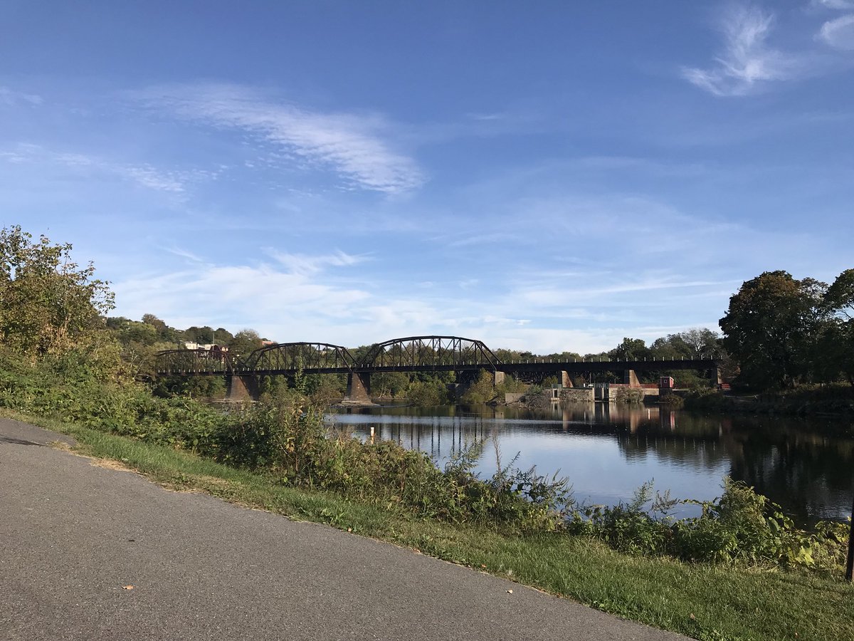 HRoadfeldt's tweet photo. 80 degree weather; Food Truck Heaven; Easton, PA; October 22nd! @kirkoriordan #PracticeBreak https://t.co/wndIw1ycrb
