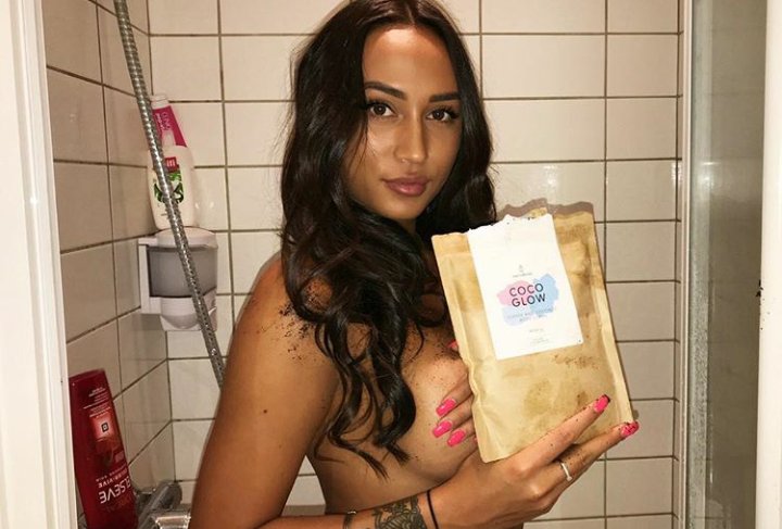 michaellievin62's tweet photo. @AstridNelsia1 👧dans la #salledebain 🚿 #nue 🔞😲🔥pour présenter #cocoglow 💆 https://t.co/Me7qgK9T0R