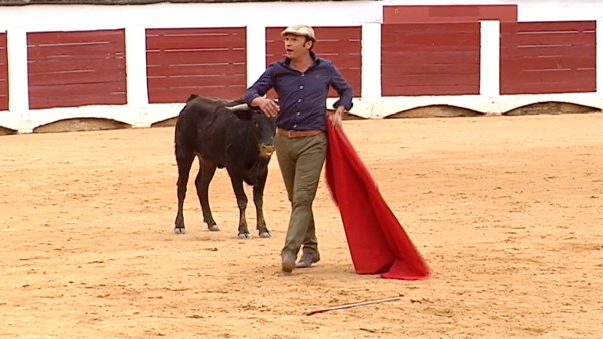 tierratorosCEX's tweet photo. Al finalizar el II Tentadero de la Escuela Taurina de Cáceres, el publico hizo salir a los maestros para disfrutar de ellos. https://t.co/3sf5xzbAyT