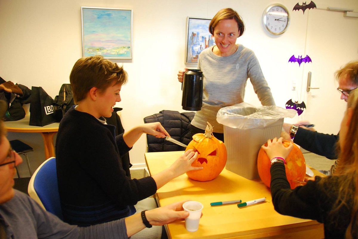 borgmesteraak's tweet photo. Tak for en dejlig Halloween fest i Nørresundby. Valgkampen handler også om at have det sjovt med hinanden #aalborgpol #Halloween #mitaalborg https://t.co/CNp4lj7yo3
