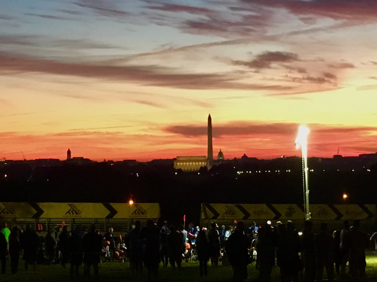 lanceingthing's tweet photo. Morning sunrise at #IwoJimamemorial during the #mcm17 #marinecorpmarathon https://t.co/8jUlFgwXgi
