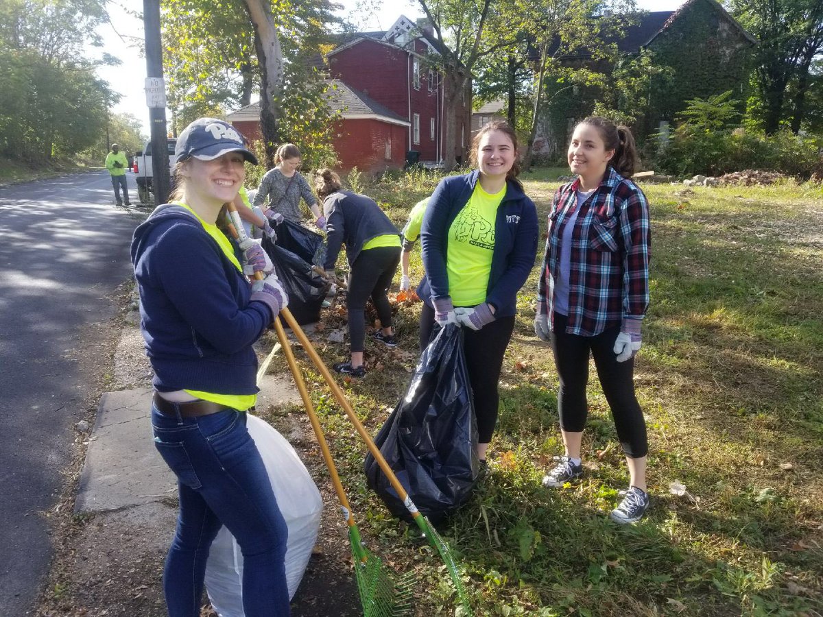 kdppitt's tweet photo. Our members did a great job cleaning up around Wilkinsburg for #PMADD yesterday! Thank you to @PittServes for organizing! #PMADD17 #pittnow https://t.co/KoHhsiVfOc