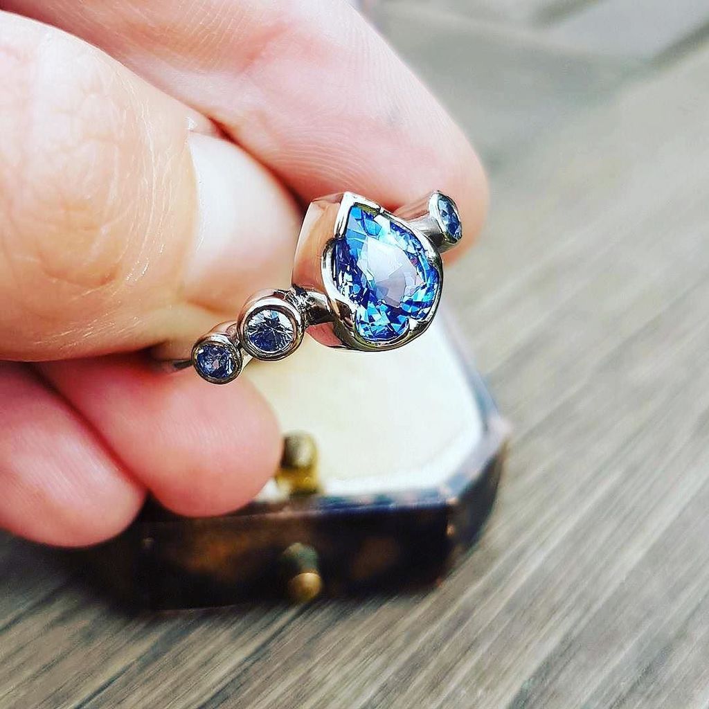 What a lush colour!! by @franbarkerdesign
・・・
°•☆Mimosa Style☆•°
The bluest of blues... natural Ceylon Sapphire Mi… instagram.com/p/BakFE6flg2E/