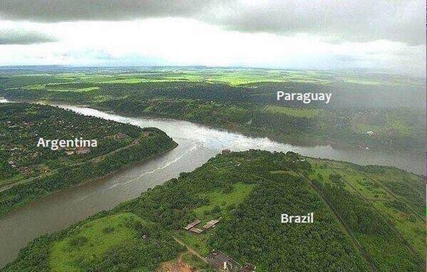NatGeoGT's tweet photo. Quizá la frontera más hermosa: Frontera entre Argentina, Paraguay y Brazil. https://t.co/4fEvJ2w444
