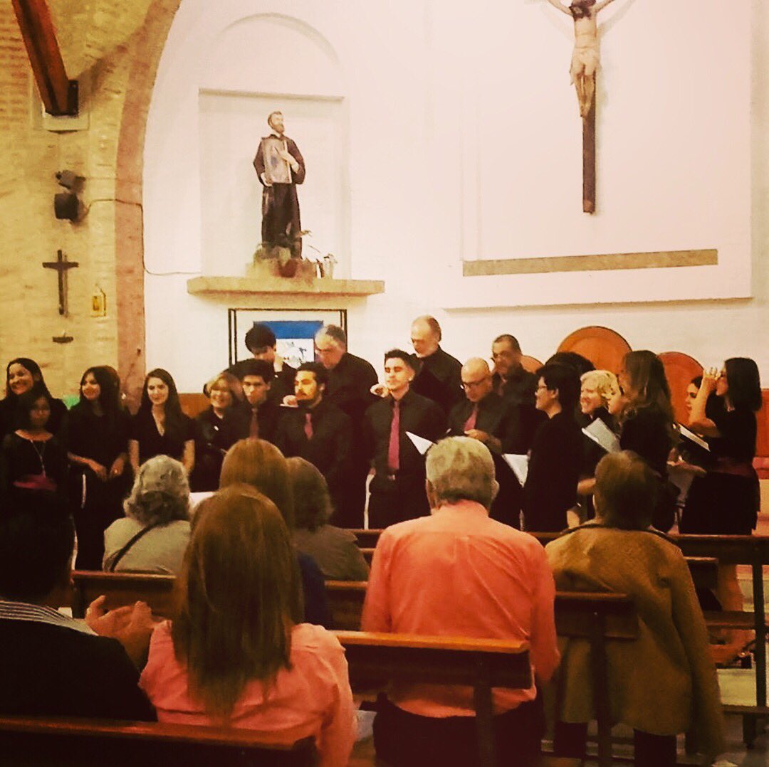 Las mejores imágenes subidas por el público anoche en el VI #utncoralmedia 🎶 📷🎶