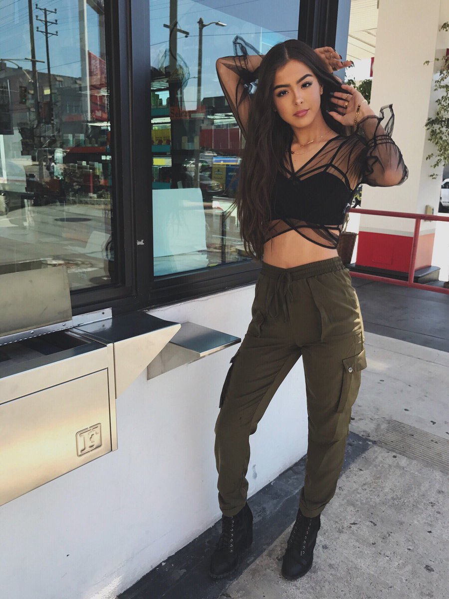 SAMMISANCHEZ's tweet photo. gas station poses https://t.co/uDkgsq88Ul