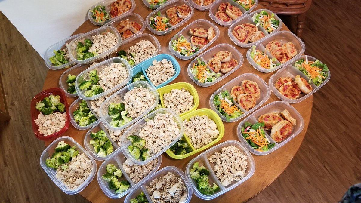 Homemade whole wheat pizza rolls and healthy chicken Alfredo for #Mealprep Sunday! Turned out amazing! Thank you to all who could join us 💕