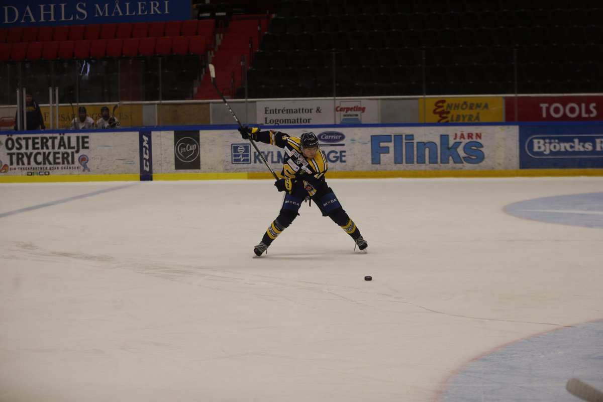 JSjolin_'s tweet image. Stilstudie på när Jesper Lindén slaktar av en klubba i powerplay. #dyrt #twittssk