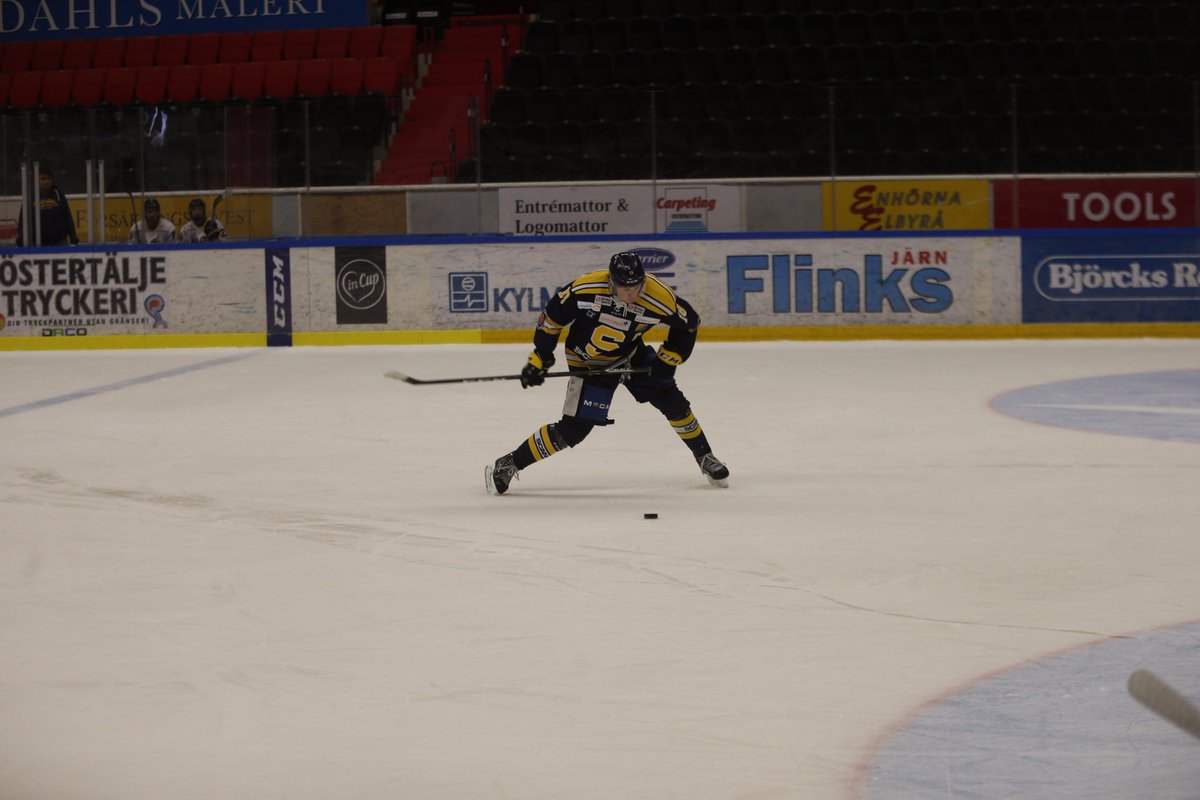 JSjolin_'s tweet image. Stilstudie på när Jesper Lindén slaktar av en klubba i powerplay. #dyrt #twittssk