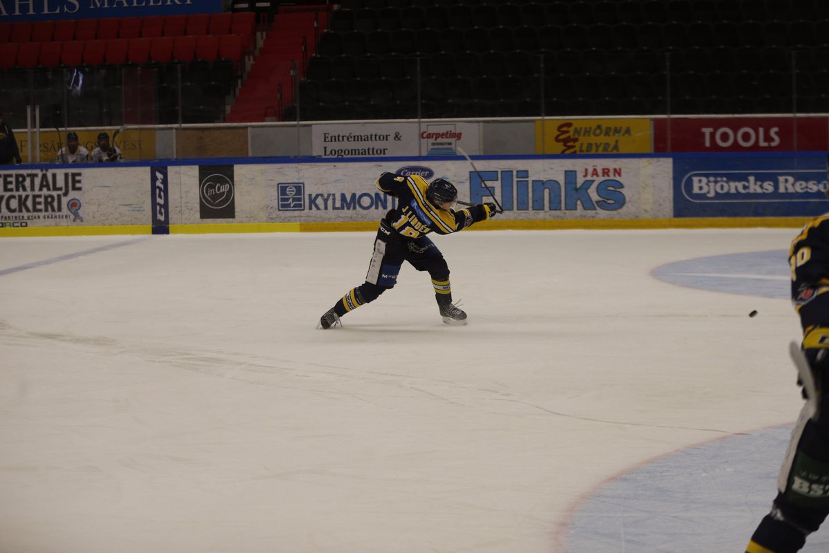 JSjolin_'s tweet image. Stilstudie på när Jesper Lindén slaktar av en klubba i powerplay. #dyrt #twittssk