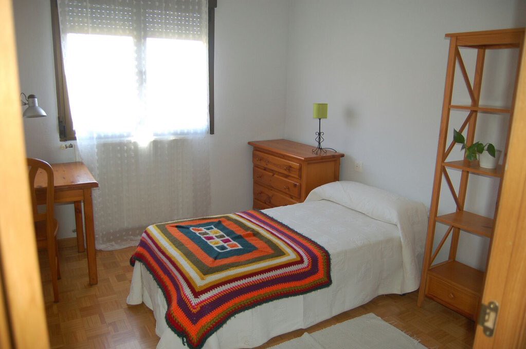 Se alquila habitación a chica en casa con jardín, zona crucero, wifi, calefacción y gastos incluidos, 200€ al mes.