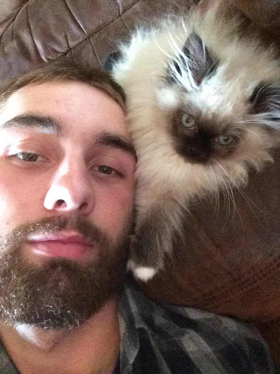 mitchellmcquinn's tweet photo. Mom kept bugging me to get a girlfriend, so here she is, her name is aurora😋 https://t.co/HxOoOA991J