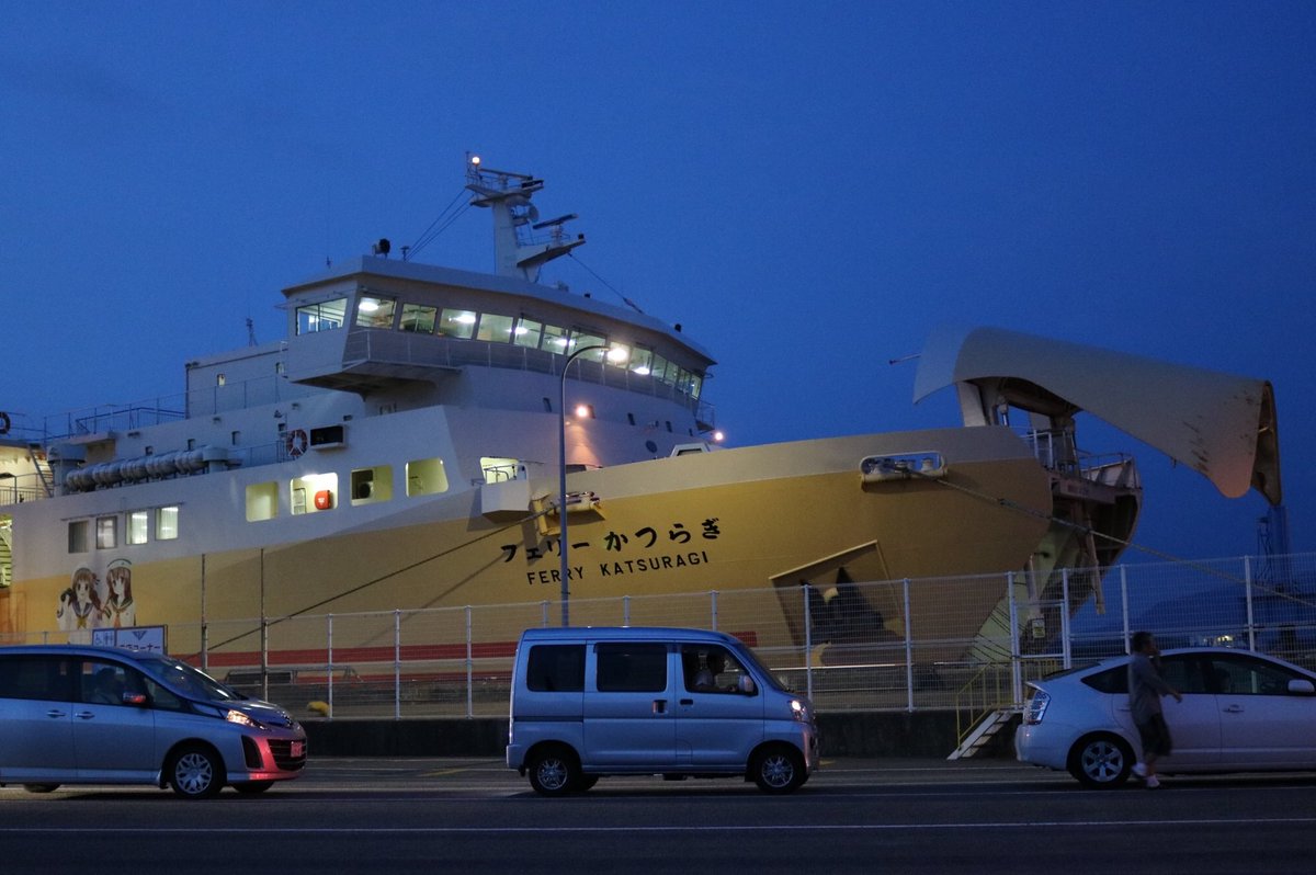 HenkenRJ_bot's tweet photo. 和歌山と徳島を結ぶ南海フェリーのかつらぎ。つるぎと共に活躍中やで。ま〜これが痛フェリーよ。「高野きらら」「阿波野まい」がお出迎えするで〜。あと南海フェリーって数少ない鉄道連絡船でもあるんや。もちろん載せるタイプじゃないんやけどね。 https://t.co/5ewhJlK62t