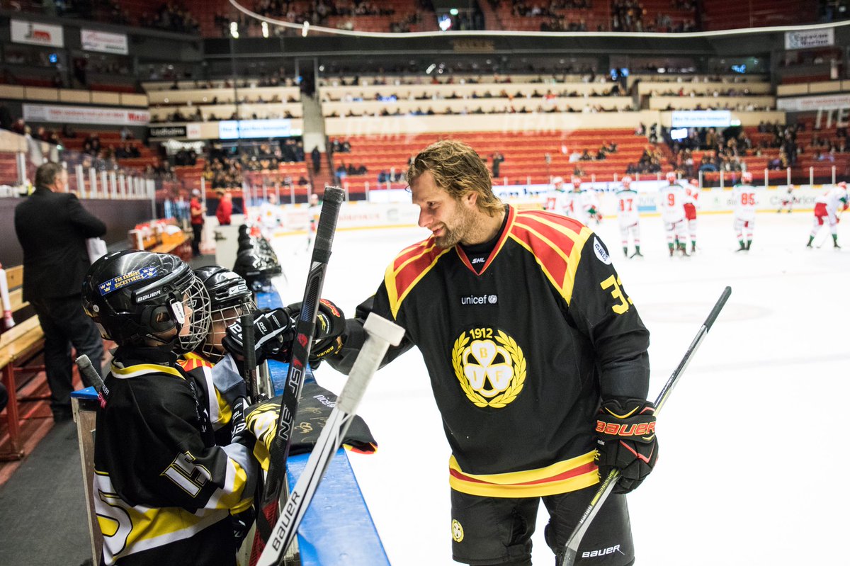 FredVarnebjork's tweet photo. @graniz31 skojar med framtidens hockeyspelare, graniz har ett stort hockeyhjärta ❤️💛🖤. Foto: Fredrik Värnebjörk https://t.co/40eru01jbq