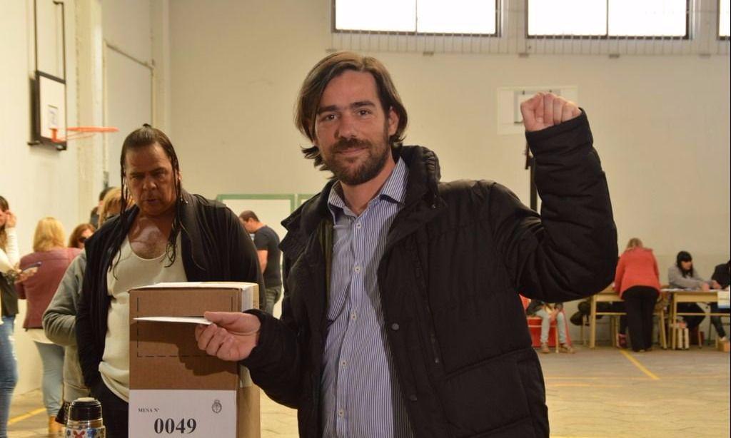 Gus_HL2's tweet photo. Del Caño luchando contra la oligarquía neoliberal por un sueldo eterno de 200 lucas por mes en el congreso!! https://t.co/L1iewXQDgE