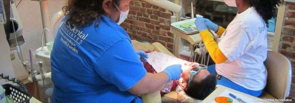 ABCWorldNews's tweet photo. NJ Dentist offering kids $5 for Halloween candy to promote dental hygiene: https://t.co/T4ngox3PGr https://t.co/x7carNTnmK