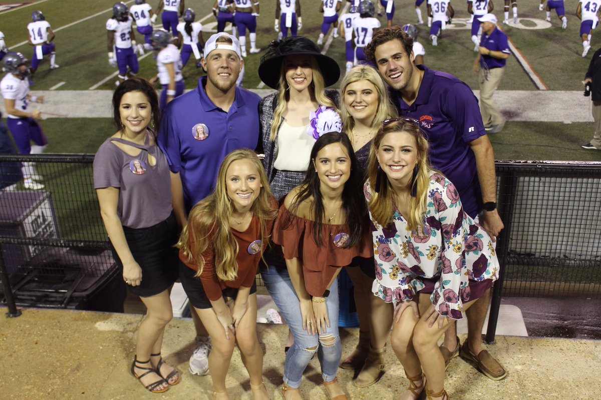 kennedy_clair22's tweet photo. Blessed with the best friends, family, and sisters but definitely not the best weather for Homecoming! #MyHeartIsFull https://t.co/MBqeCvAxNQ